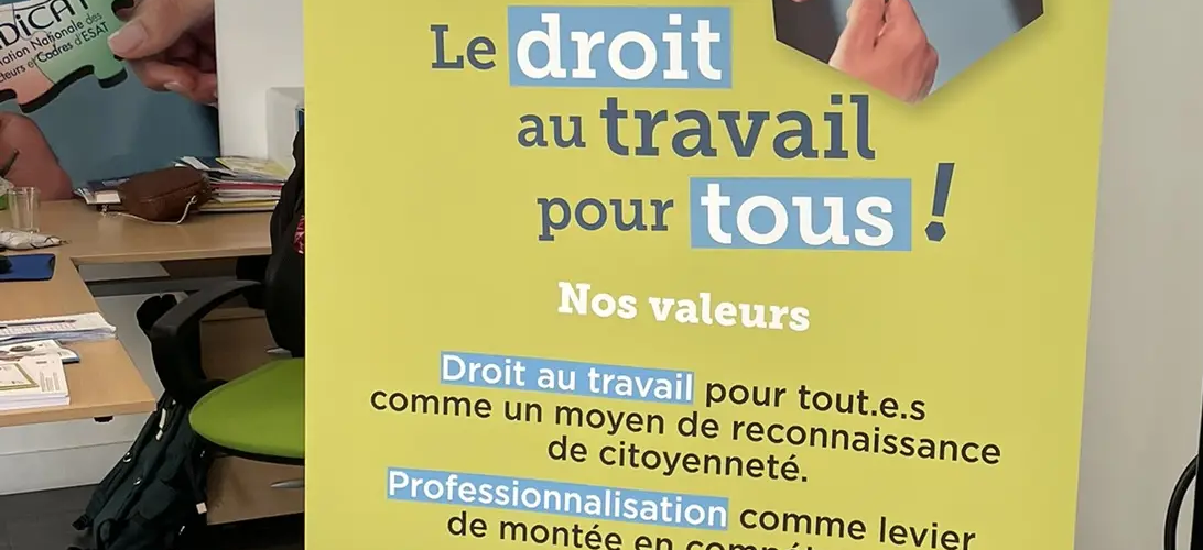 Kakémono ANDICAT présentant ses valeurs et le message « Le droit au travail pour tous » dans un espace intérieur.