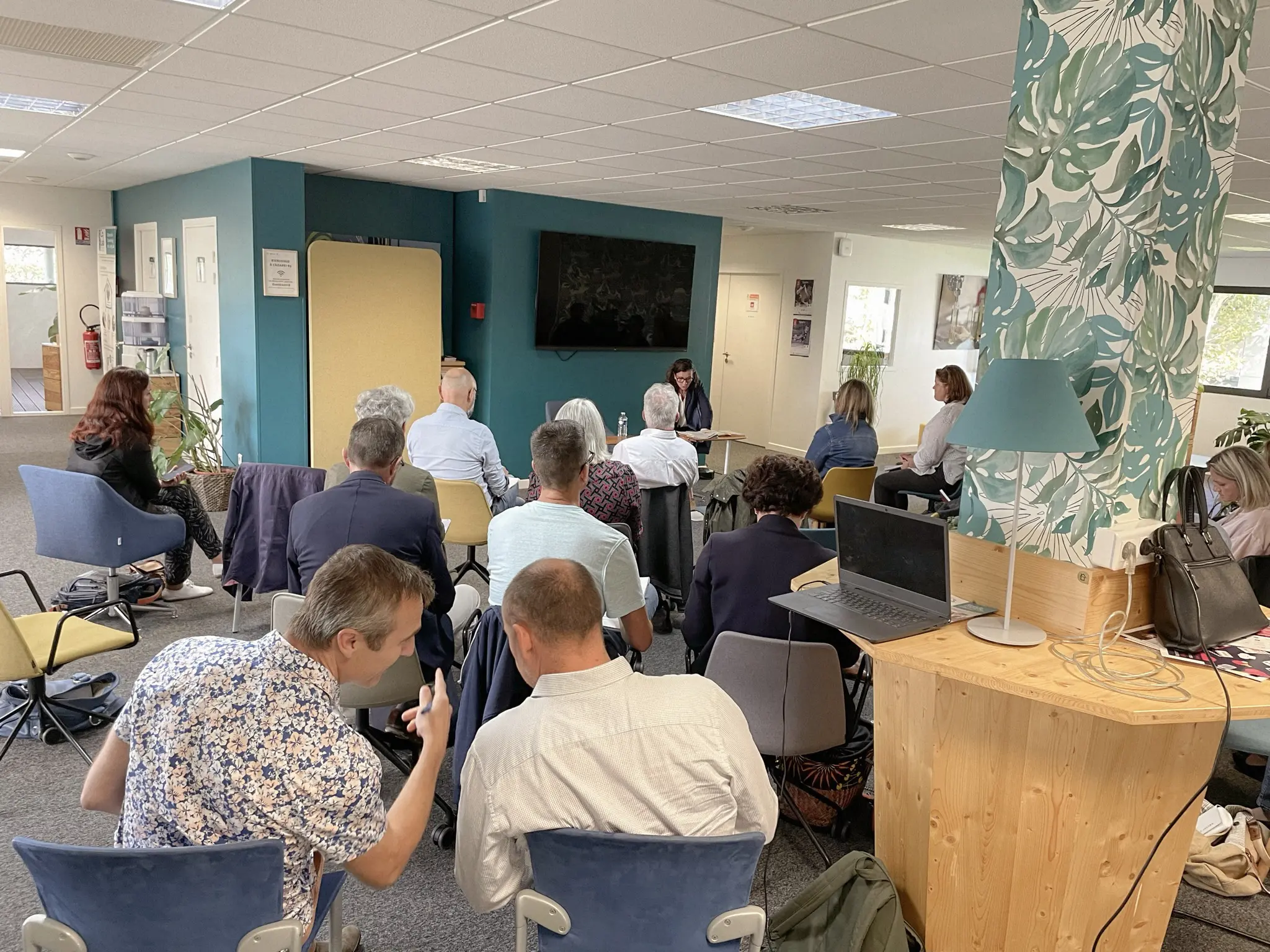 Réunion du réseau ANDICAT dans une salle, participants assis face à une intervenante.