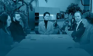 Réunion de travail entre professionnels du secteur des ESAT autour d’une table de discussion.